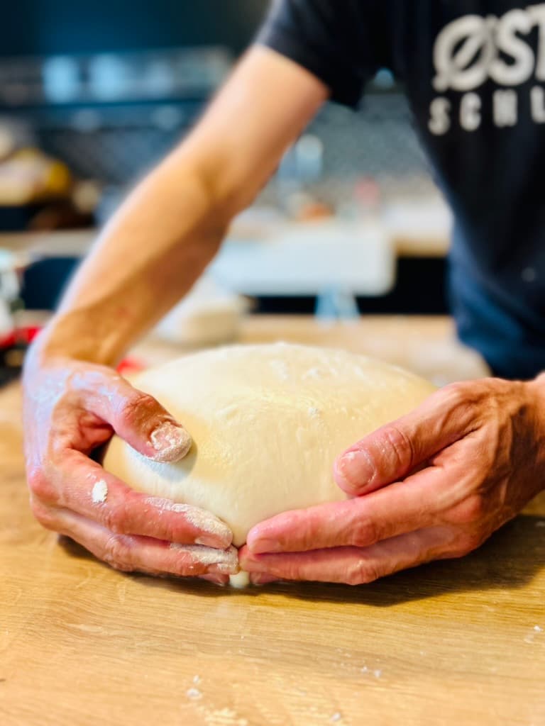 Teig von Hand geformt