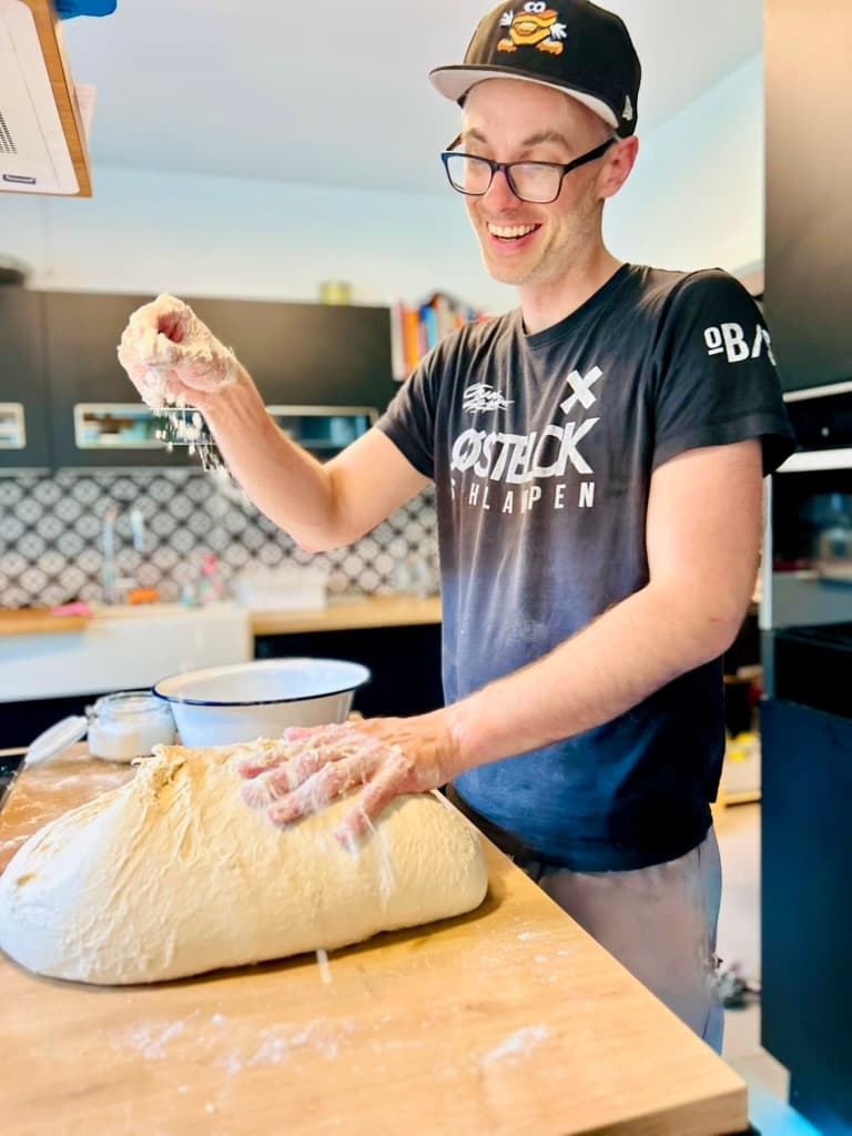 Bjoern knetet sonntags den Pizzateig von Hand