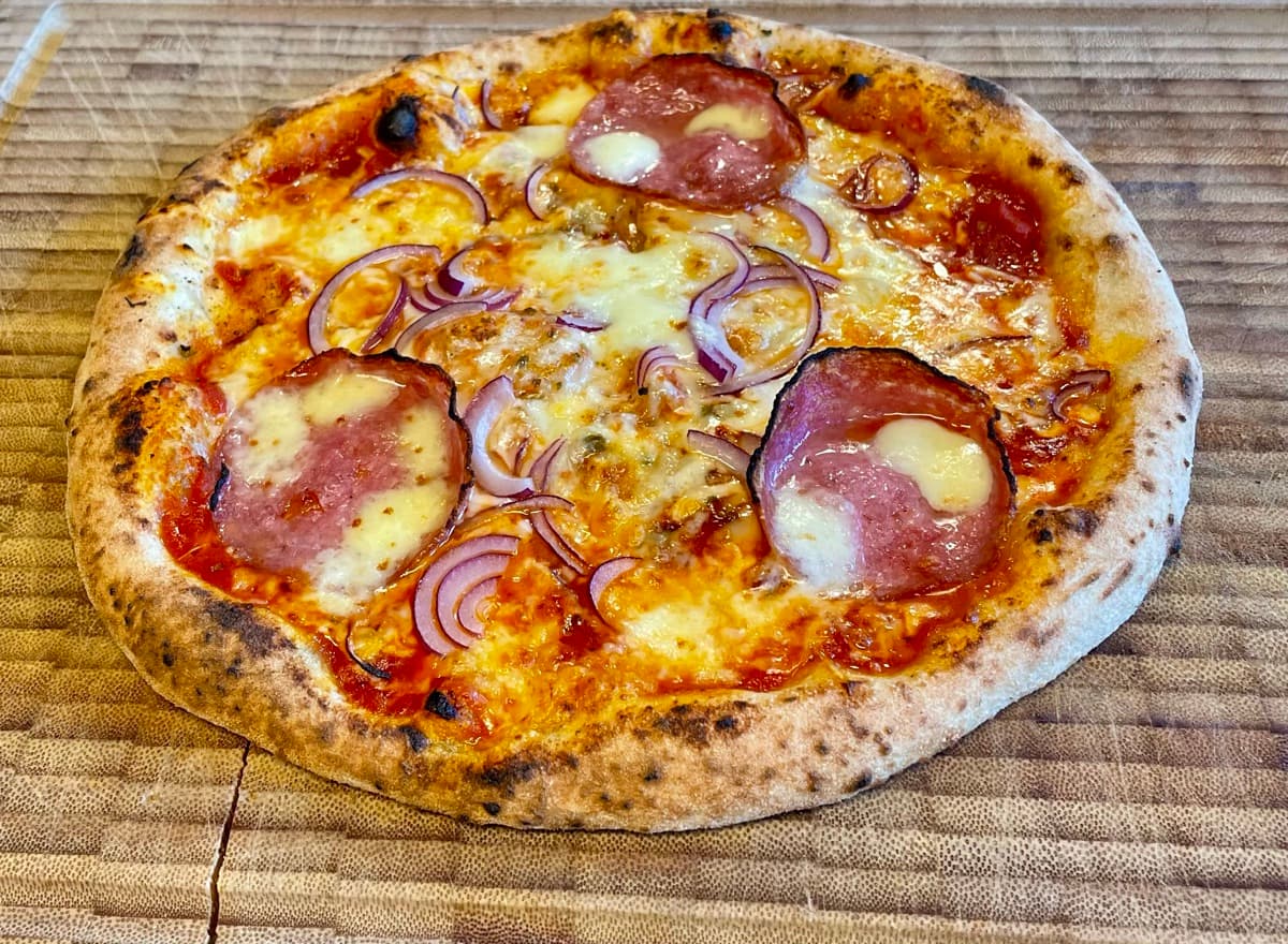 Salami-Pizza mit roten Zwiebeln