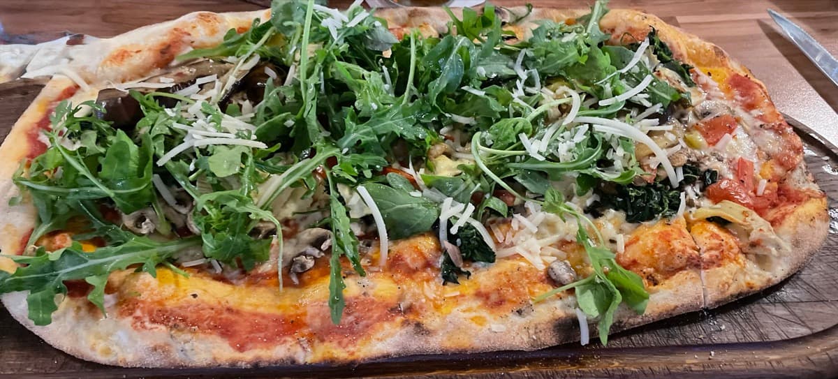 Gemüse-Pizza mit Rucola